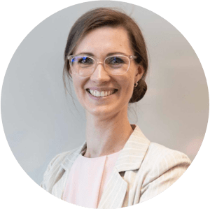 Interim Projektleiterin, Janine Frank, schaut souverän in die Kamera. Es ist ein kleines rundes Bild neben einem Zitat von ihr.