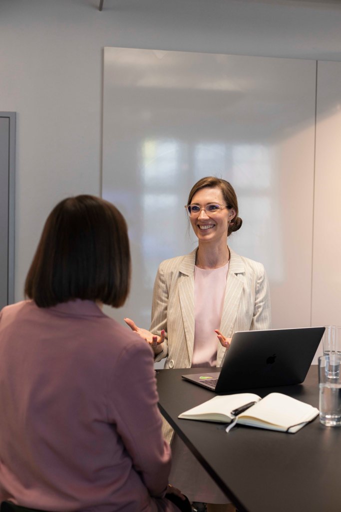 Im Kundengespräch. Janine bespricht mit einer Kundin die nächsten Schritte im Projektmanagement.